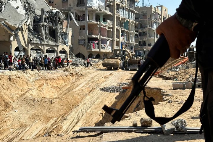 الإعلام العبري: حماس تواصل البحث عن جثث المختطفين في غزة وسط تنسيق دولي مصري