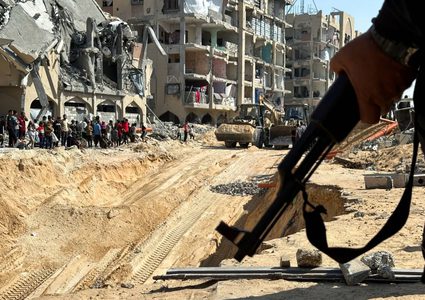 الإعلام العبري: حماس تواصل البحث عن جثث المختطفين في غزة وسط تنسيق دولي مصري