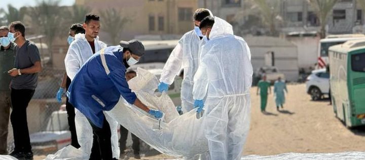 الاحتلال يسلّم جثامين 50 شهيدًا من قطاع غزة