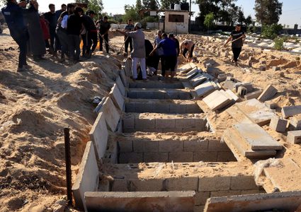 صحة غزة تقرر دفن ٤١ شهيدا مجهولي الهوية في مقبرة جماعية