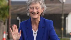 كاثرين كونولي: أول رئيسة يسارية مستقلة لأيرلندا وتحوّل رمزي في السياسة الوطنية