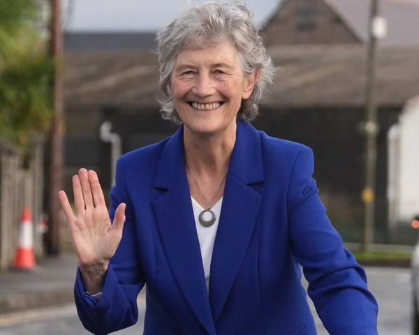 كاثرين كونولي: أول رئيسة يسارية مستقلة لأيرلندا وتحوّل رمزي في السياسة الوطنية