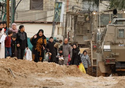 الاحتلال يجبر مواطنين على إخلاء منازلهم في محيط مخيم جنين