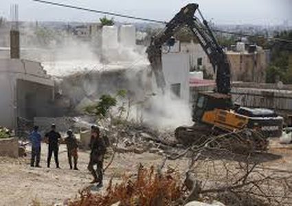 الاحتلال يهدم منزلين ويستهدف المواطنين والصحفيين في شقبا غرب رام الله