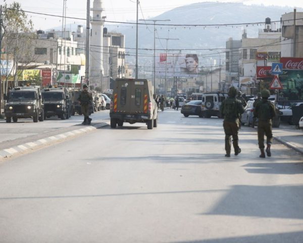 الاحتلال يعتقل مواطنًا ويدمر محتويات محال تجارية في نابلس