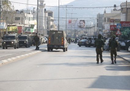 الاحتلال يعتقل مواطنًا ويدمر محتويات محال تجارية في نابلس