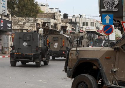 الاحتلال يعتقل ثلاثة شبان ويدمر محتويات منشأة زراعية شرق قلقيلية