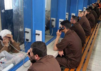 الاحتلال يمنع زيارات الصليب الأحمر ونادي الأسير يحذر من تصعيد الجرائم في السجون