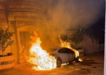 مستوطنون يضرمون النيران في مركبتين في قرية برقا شرق رام الله