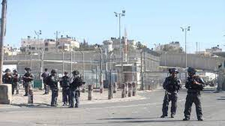 محافظة القدس: الاحتلال يعمّق عزل شمال غرب القدس بتصاريح تماس تمهد لضم صامت