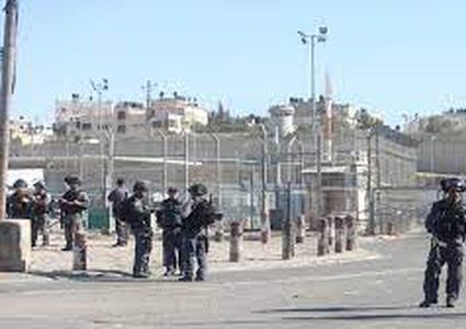 محافظة القدس: الاحتلال يعمّق عزل شمال غرب القدس بتصاريح تماس تمهد لضم صامت