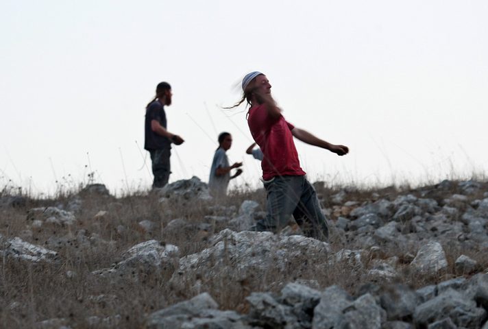 مستعمرون يهاجمون منزلا في بيتا