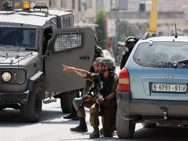 قوات الاحتلال تعتقل شقيقين وتستولي على مخرطة من الخليل