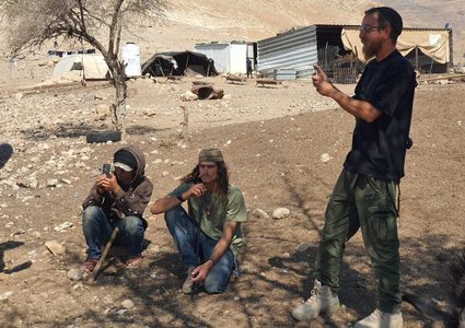 مستوطنون يرعون أغنامهم في المغير