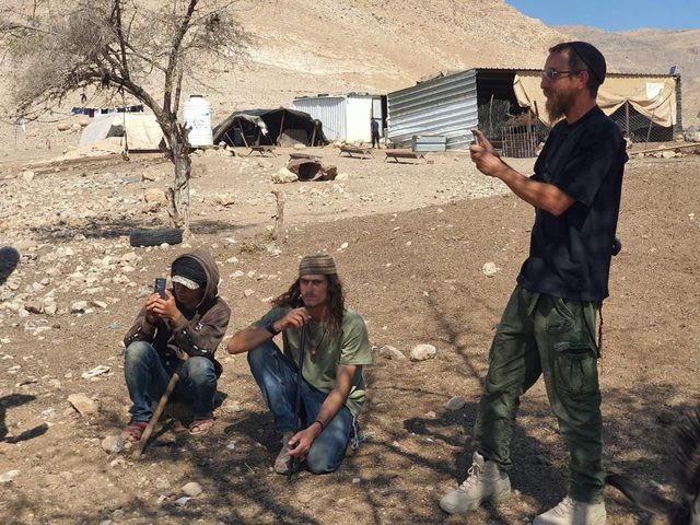 مستوطنون يرعون أغنامهم في المغير