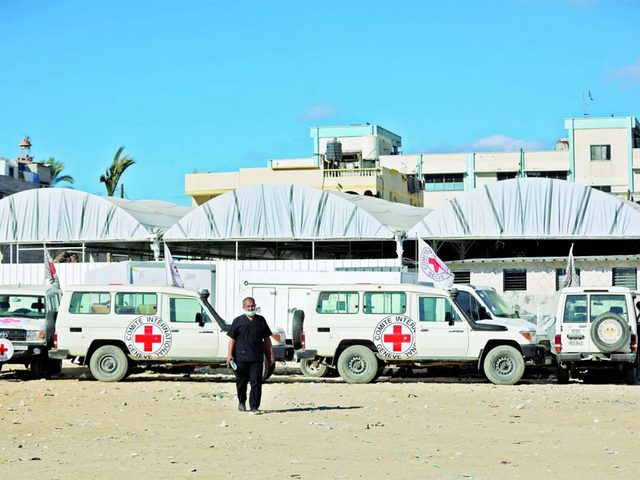 الاحتلال يسلم 30 جثمانا لشهداء من قطاع غزة