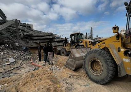 مستوطنون يواصلون نهب منطقة "نبع الحمة" بالأغوار الشمالية