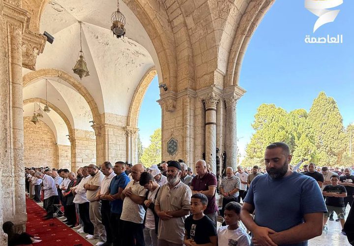 آلاف المصلين يؤدون صلاة الجمعة في المسجد الأقصى المبارك