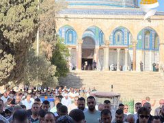 آلاف المصلين يؤدون صلاة الجمعة في المسجد الأقصى المبارك