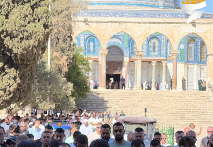 آلاف المصلين يؤدون صلاة الجمعة في المسجد الأقصى المبارك