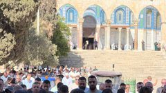 آلاف المصلين يؤدون صلاة الجمعة في المسجد الأقصى المبارك