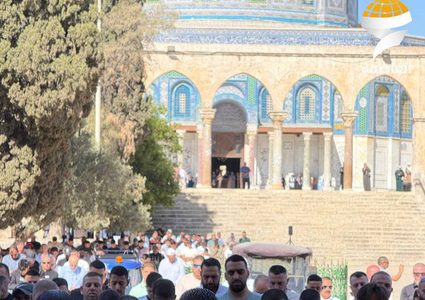 آلاف المصلين يؤدون صلاة الجمعة في المسجد الأقصى المبارك