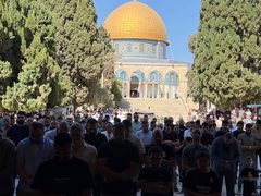 آلاف المصلين يؤدون صلاة الجمعة في المسجد الأقصى المبارك