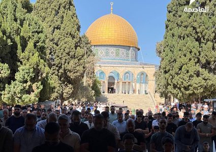 آلاف المصلين يؤدون صلاة الجمعة في المسجد الأقصى المبارك