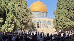 آلاف المصلين يؤدون صلاة الجمعة في المسجد الأقصى المبارك