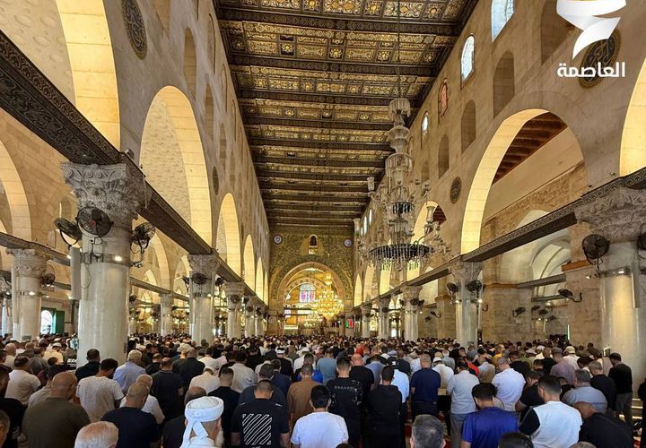آلاف المصلين يؤدون صلاة الجمعة في المسجد الأقصى المبارك