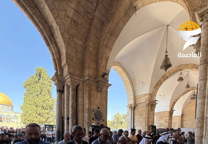 آلاف المصلين يؤدون صلاة الجمعة في المسجد الأقصى المبارك