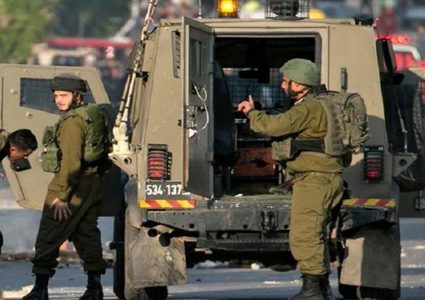 قوات الاحتلال تعتقل شابا من الفارعة