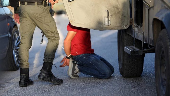 الاحتلال يعتقل مواطن ويستولي على مركبة في الخليل