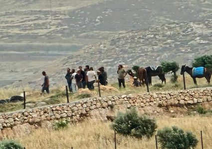 مستعمرون يجبرون مواطنين على ترك اراضيهم في سنجل