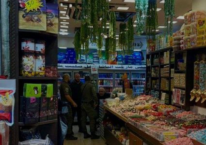 مستوطنان يعتديان على أصحاب المحال التجارية والاحتلال يعتقل مواطنين في القدس