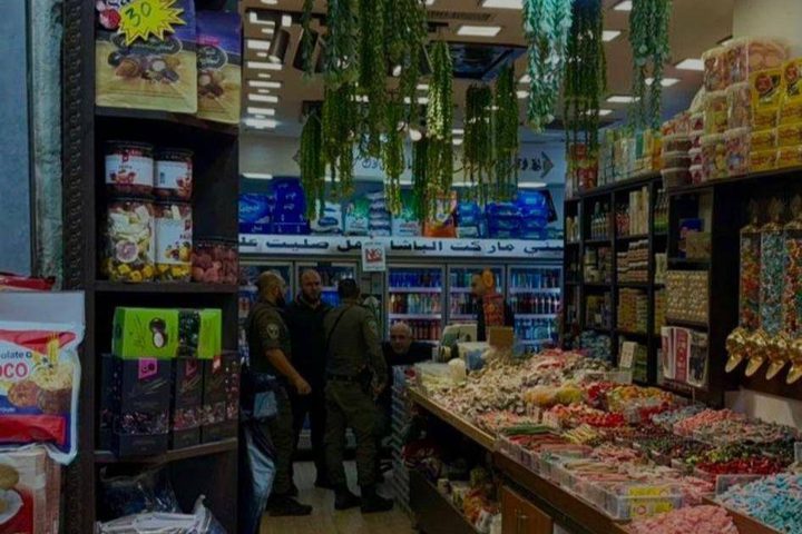 مستوطنان يعتديان على أصحاب المحال التجارية والاحتلال يعتقل مواطنين في القدس