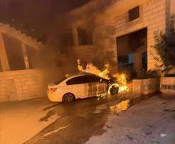 مستوطنون يضرمون النار في مركبتين شرق قلقيلية