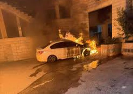 مستوطنون يضرمون النار في مركبتين شرق قلقيلية