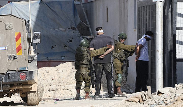 الاحتلال يشن حملة اعتقالات بالضفة ومستوطنون يدمرون مدرسة في طوباس