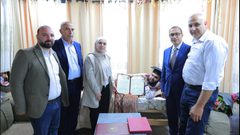 جامعة النجاح الوطنية: زيارة إنسانية للطالب علاء عصايرة وتسلمه شهادته