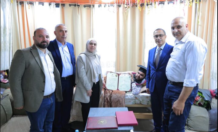 جامعة النجاح الوطنية: زيارة إنسانية للطالب علاء عصايرة وتسلمه شهادته