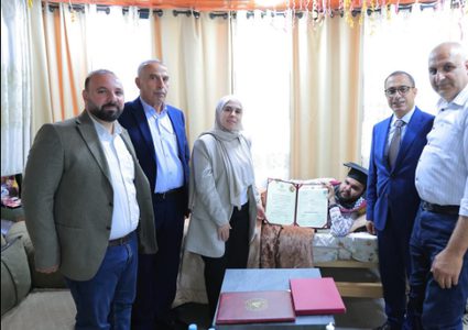 جامعة النجاح الوطنية: زيارة إنسانية للطالب علاء عصايرة وتسلمه شهادته