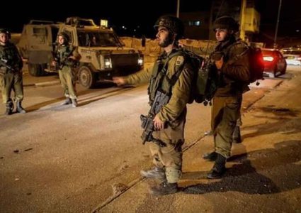 قوات الاحتلال تنصب حاجزا عسكريا وسط حزما