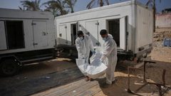 الاحتلال يسلم عشرات جثامين الشهداء ضمن صفقة التبادل