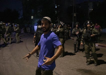 مستوطنون يهاجمون مركبات المواطنين قرب تقوع