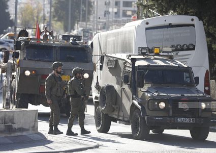 الاحتلال يعتقل شاباً بعد إصابته في مخيم الأمعري بمدينة رام الله