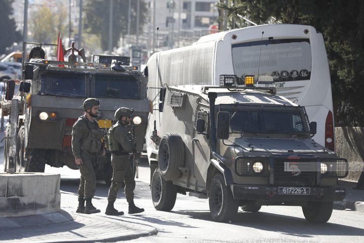 الاحتلال يعتقل شاباً بعد إصابته في مخيم الأمعري بمدينة رام الله