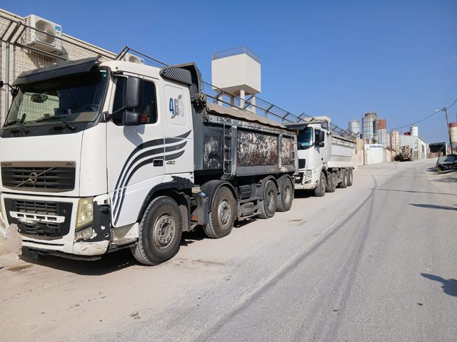 ضبط شاحنتين تحملان مخلفات هدم إسرائيلية في قلقيلية وإعادتهما إلى مصدرهما