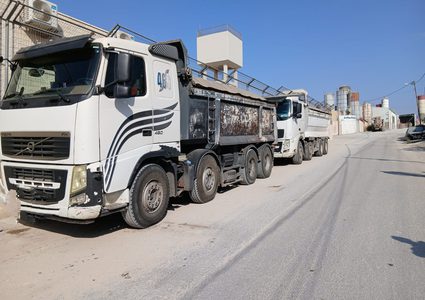 ضبط شاحنتين تحملان مخلفات هدم إسرائيلية في قلقيلية وإعادتهما إلى مصدرهما