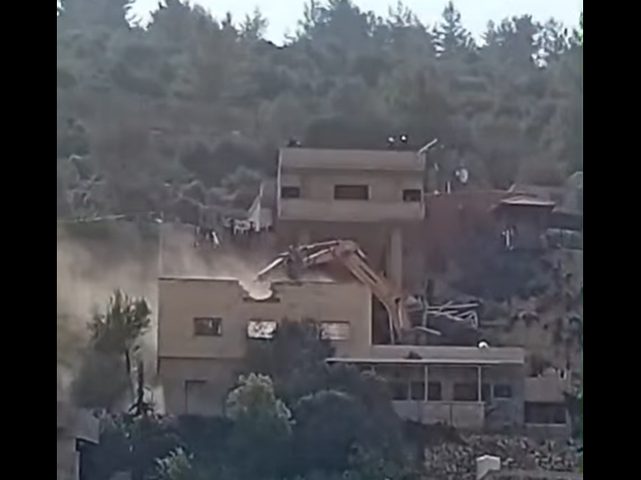 الاحتلال يهدم منزلين مأهولين في قطنة شمال غرب القدس
